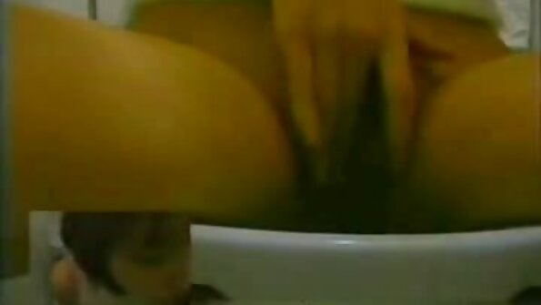 کملی چِک نہ صرف بلو جاب کے ساتھ اپنے سوتیلے والد کو خوش کرتی ہے۔