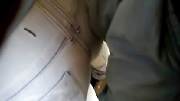 لڑکا باہر کے سرخ بالوں والی پڑوسی لڑکی کے پٹھوں کی تعمیر کرتا ہے۔